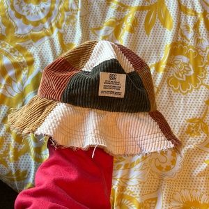 URBAN OUTFITTERS Bucket Hat